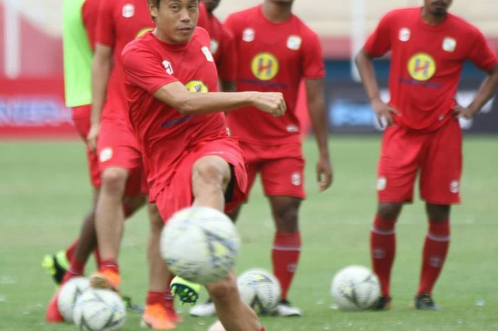 Gelandang Asing Barito Putera, Kosuke Yamazaki Uchida, menendang bola saat melakoni sesi latihan timnya.