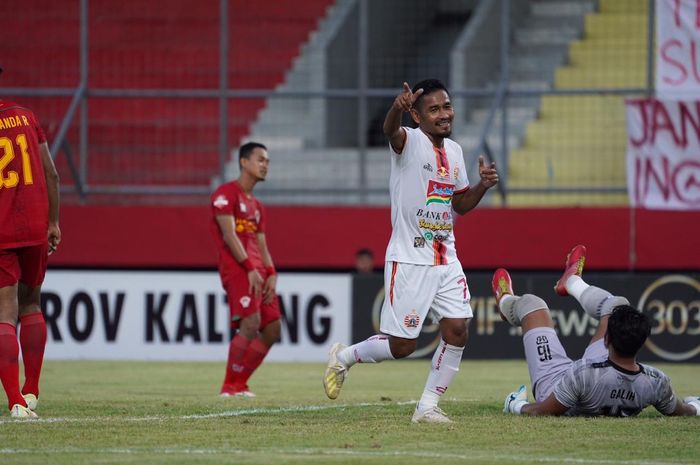 Gelandang Persija Jakarta, Ramdani Lestaluhu, merayakan gol yang dicetaknya ke gawang Kalteng Putra pada pekan ke-34 Liga 1 2019.