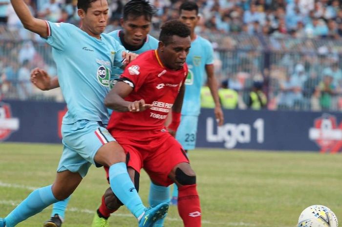 Pemain Semen Padang, Mariando Uropmabin, dikawal ketat oleh para pemain Persela Lamongan dalam laga pekan ke-34 di Stadion Surajaya, Sabtu (21/12/2019).