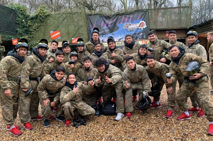 Skuad Garuda Select II mengisi aktivitas lain dengan bermain paintball di masa-masa terakhirnya di Inggris, Jumat (20/12/2019).