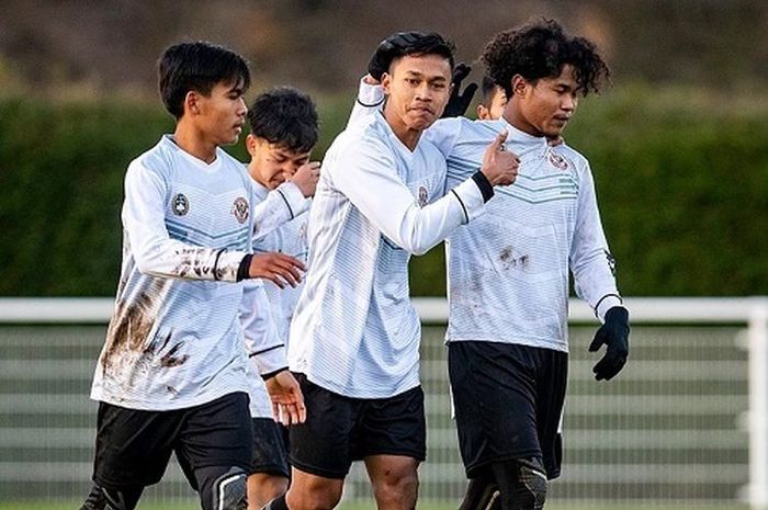 Alfriyanto Nico (menunjukan jempol) bersama Bagus Kahfi saat turun bersama dalam sebuah laga yang dijalani tim Garuda Select.