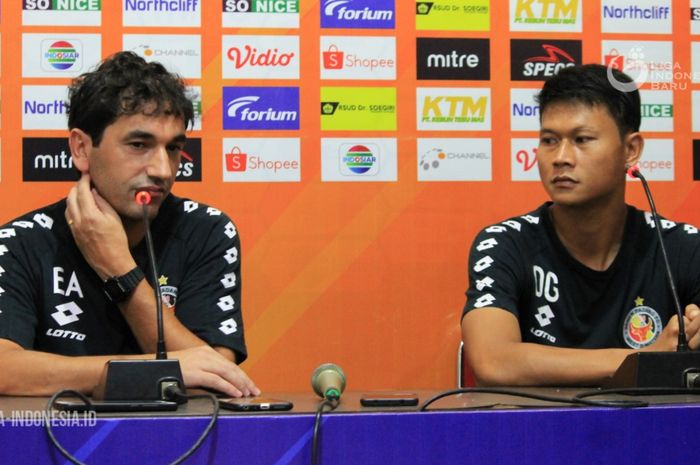 Mantan Pelatih Semen Padang, Eduardo Almeida (kiri), didampingi kapten Semen Padang, Dedi Gusmawan, dalam konferensi pers jelang laga melawan Persela Lamongan, Jumat (20/12/2019).