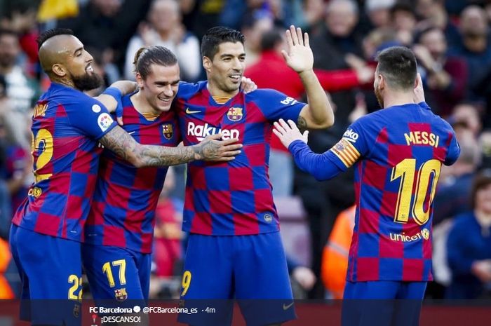 Lionel Messi turut bergabung bersama Luis Suarez dan Arturo Vidal untuk merayakan gol yang dicetak  Antoine Griezmann ke gawang Deportivo Alaves di Stadion Camp Nou, Sabtu (21/12/2019). 