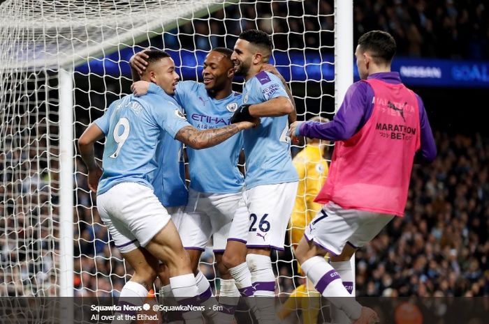 Gabriel Jesus disambut rekan-rekannya usai membobol gawang Kasper Schemichel pada laga Manchester City kontra Leicester City di Stadion Etihad, Sabtu (21/12/2019).