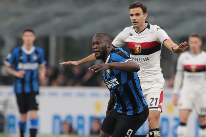 Striker Inter Milan, Romelu Lukaku, mendapatkan penjagaan ketat dari gelandang Genoa, Ivan Radovanovic, ketika kedua tim bertanding di Laga Liga Italia Serie A pada Ahad (22/12/2019) di Stadion Giuseppe Meazza, Milan.