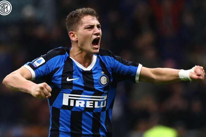 Striker muda Inter Milan, Sebastiano Esposito, berselebrasi setelah mencetak gol ke gawang Genoa, Minggu (22/12/2019) di Stadion Giuseppe Meazza, Milan.