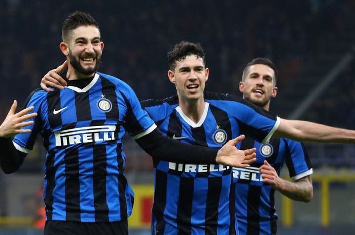 Pemain Inter Milan, Roberto Gagliardini, Alessandro Bastoni, dan Christian Biraghi merayakan gol timnya ke gawang Genoa pada laga Liga Italia Serie A, Minggu (22/12/2019) di Stadioan Giueseppe Meazza, Milan.