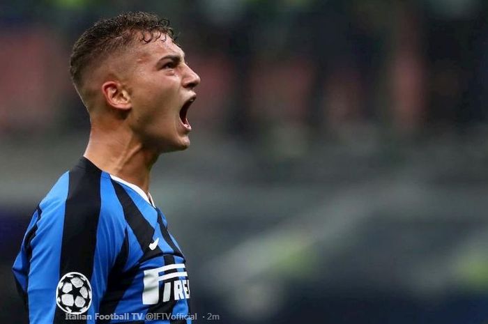 Striker muda Inter Milan, Sebastiano Esposito, merayakan gol perdananya dalam laga Liga Italia pekan ke-17 melawan Genoa pada Ahad (22/12/2019) di Stadion Giuseppe Meazza, Milan.