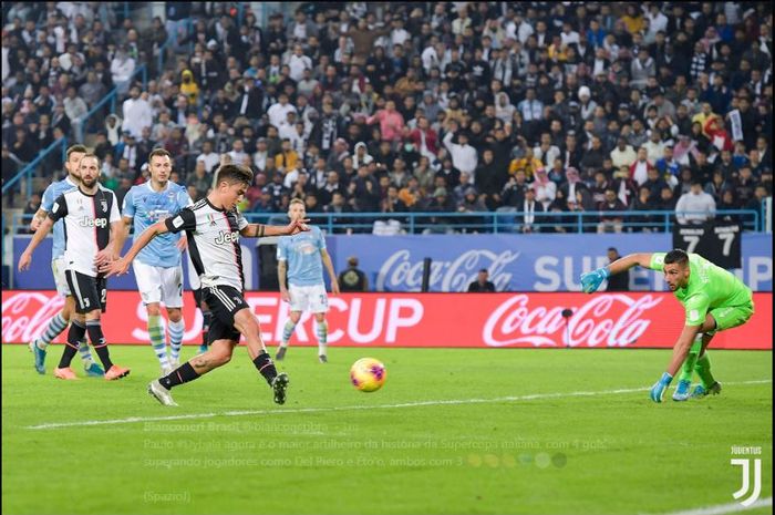 Paulo Dybala mencetak gol Juventus ke gawang Lazio dalam partai Piala Super Italia di Riyadh, 22 Desember 2019.