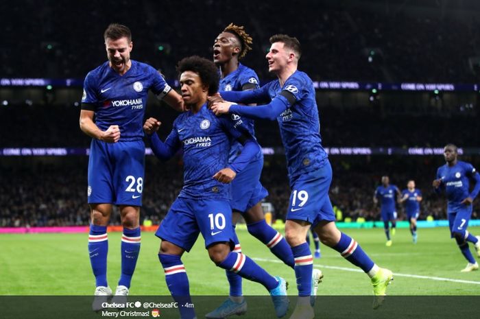 Para pemain Chelsea turut merayakan gol  yang dicetak oleh Willian pada suatu pertandingan.