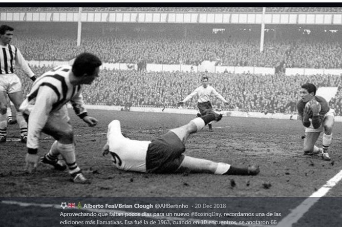 Momen laga Boxing Day 1963 antara Fulham vs Ipswich Town.