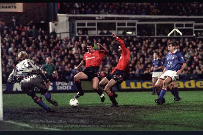 Aksi Ryan Giggs dalam pertandingan Liga Inggris antara Oldham vs Manchester United, 28 Desember 1993.