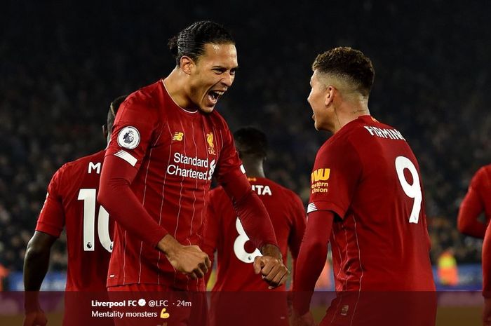 Roberto Firmino (kanan) dan Virgil van Dijk merayakan gol Liverpool ke gawang Leicester City.