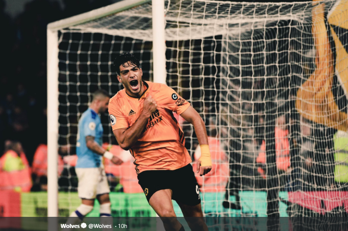 Kemampuan yang mirip dengan striker Bayern Muenchen, Robert Lewandowski, membuat Raul Jimenez disambut gelandang Manchester City, Ilkay Guendogan, untuk bermain bersama The Citizens.