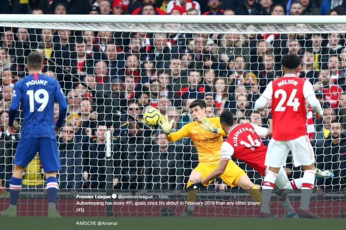 Striker Arsenal, Pierre-Emerick Aubameyang mencetak gol ke gawang Chelsea di Stadion Emirates, Minggu (29/12/2019).