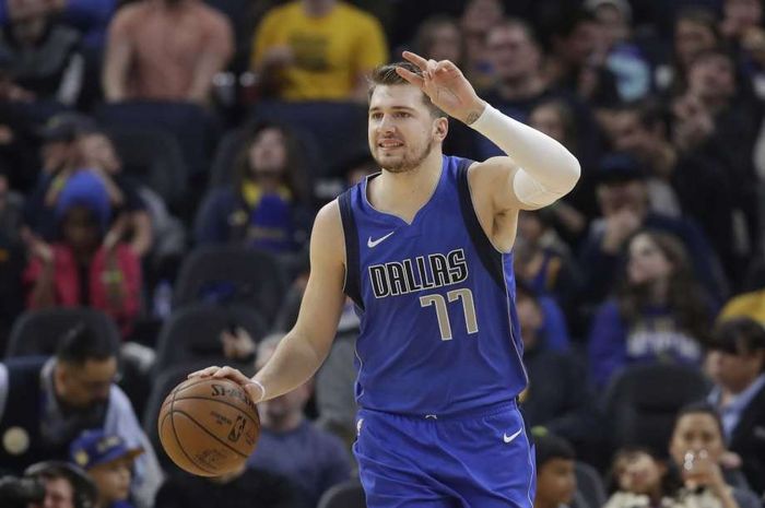 Guard Dallas Mavericks, Luka Doncic, memberi isyarat kepada rekan-rekan setimnya saat melawan Golden State Warriors pada lanjutan musim reguler NBA 2019-2020 di Oracle Arena, Minggu (29/12/2019).