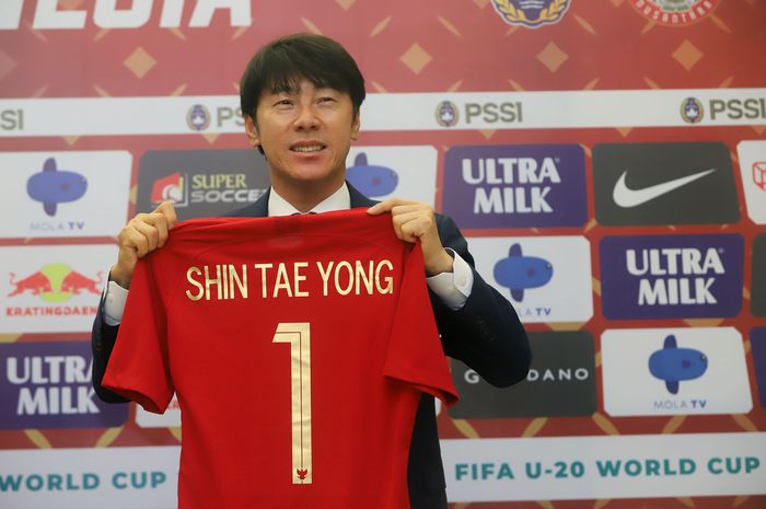 Pelatih baru PSSI asal Korea Selatan Shin Tae Yong saat ditemui usai penandatanganan kontrak kerja di Stadion Pakansari, Bogor, Jawa Barat, Sabtu (28/12/2019). Dalam pendandatanganan kontrak itu Shin Tae Yong akan menjadi pelatih Timnas selama 4 tahun kedepan serta mendapat souvenir jersey Timnas In