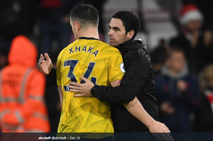 Mikel Arteta (Kanan) terlihat merangkul Granit Xhaka seusai pertandingan melawn Bournemouth, Kamis (26/12/2019).