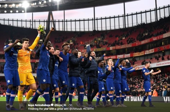 Para pemain Chelsea beserta pelatih mereka, Frank Lampard, melakukan selebrasi di Stadion Emirates, usai menang comeback 2-1 atas Arsenal, Minggu (29/12/2019).