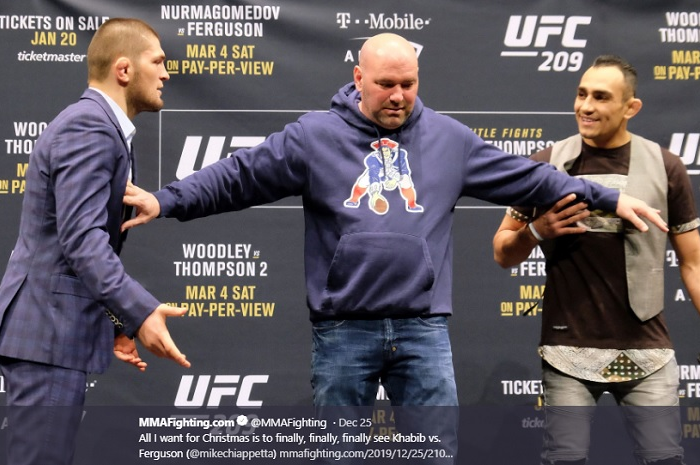 Khabib Nurmagomedov (kiri) dan Tony Ferguson (kanan).