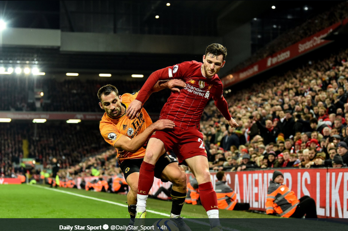 Jonny Otto (Kiri) saat sedang berebut bolda dengan Andrew Robertson di pertandingan Liverpool melawan Wolves yang digelar di stadion Anfield, Minggu (29/12/2019)/