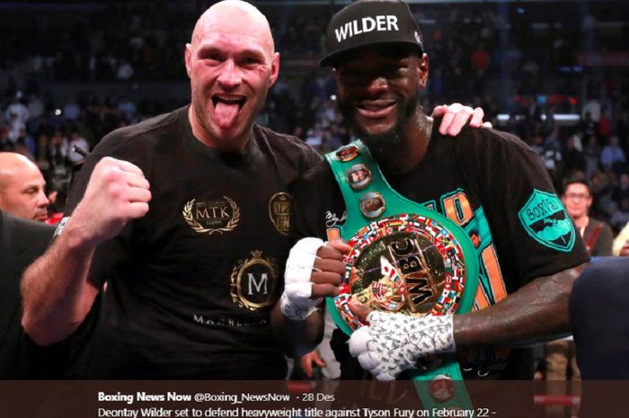 Dua petinju kelas berat, Tyson Fury (kiri) dan Deontay Wilder (kanan) tengah berfoto bersama. Meskipun rival, aslinya, keduanya merupakan teman baik. 