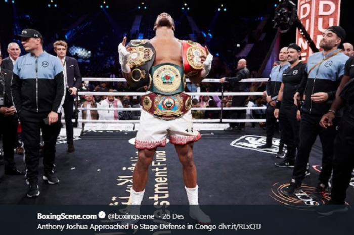 Petinju kelas berat, Anthony Joshua saat memamerkan keempat gelarnya WBO, WBA, IBO, dan IBF usai tumbangkan Andy Ruiz Jr, di Diriyah Arena, Minggu (8/12/2019).