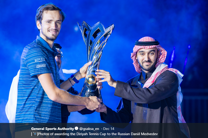 Petenis Rusia, Daniil Medvedev, bersama Piala Diriyah Tennis Cup yang dimenanginya di Diriyah Arena, Arab Saudi, 14 Desember 2019.