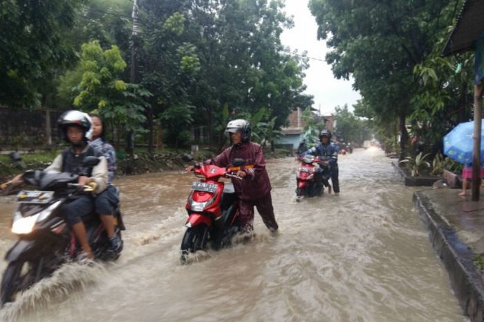 Jangan Langsung Nyalakan Mesin, Simak Cara Tepat Penanganan Motor yang Terendam Banjir Agar Tidak Rusak Parah