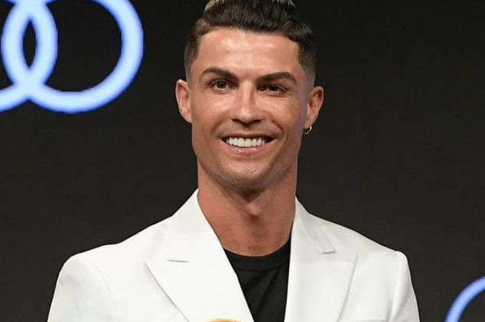  Christiano Ronaldo tampil mewah dengan cincin berlian dan jam tangan  