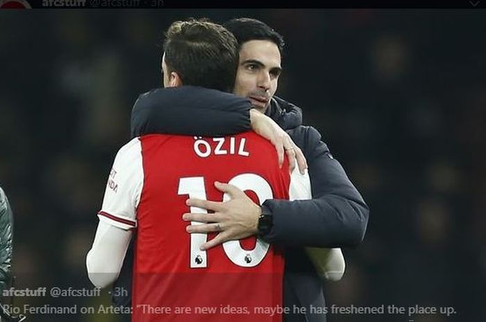 Mikel Arteta memeluk Mesut Oezil dalam pertandingan Arsenal vs Manchester United di Stadion Emirates, London, 1 Januari 2020.