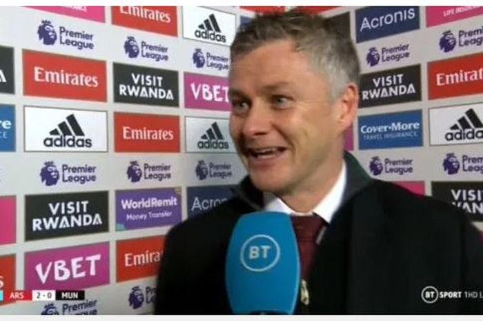 Ole Gunnar Solskjaer tersenyum saat dinterviu pascalaga kontra Arsenal, 1 Januari 2020.