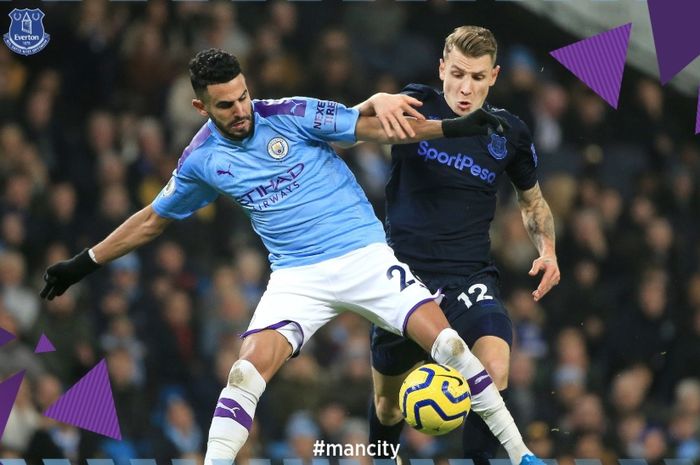 Winger Manchester City, Riyad Mahrez (kiri), bisa mengancam posisi Cristiano Ronaldo di daftar top scorer Liga Inggris 2021-2022 pada lawatannya ke kandang Burnley.