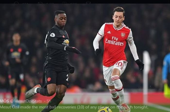 Mesut Oezil (kanan) saat berlaga dalam partai Arsenal vs Manchester United di Stadion Emirates, 1 Januari 2020.