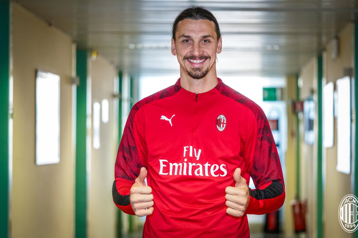 Zlatan Ibrahimovic saat diperkenalkan sebagai pemain AC Milan pada Kamis (2/1/2020).