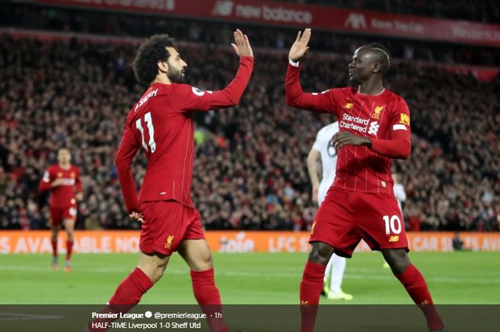 Sadio Mane turut merayakan gol yang dicetak oleh Mohamed Salah ke gawang Sheffield United pada pertandingan di Stadion Anfield, Kamis (2/1/2020).