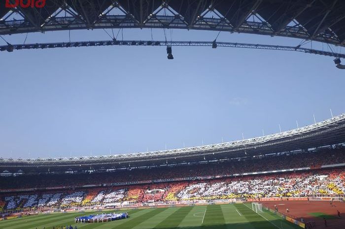 Koreografi The Jakmania pada laga leg pertama final Piala Indonesia di Stadion Utama Gelora Bung Karno (SUGBK), Minggu (21/7/2019).