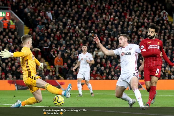 Aksi Mohamed Salah ketika membobol gawang Dean Henderson pada laga Liverpool kontra Sheffield United di Stadion Anfield, Kamis (12/1/2020).