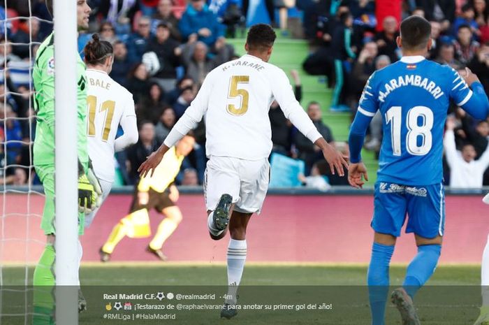 Selebrasi Raphael Varane usai mencetak gol kedua Real Madrid ke gawang Getafe pada laga lanjutan Liga Spanyol, Sabtu (4/1/2020).