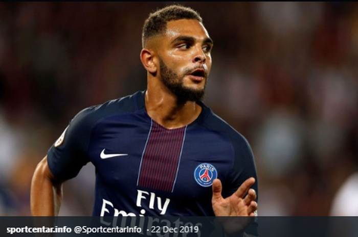 Bek sayap milik Paris Saint-Germain (PSG), Layvin Kurzawa.