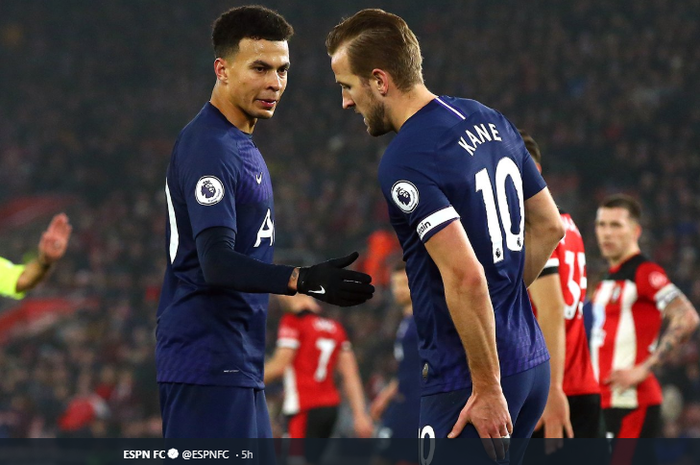 Striker Tottenham Hotspur, Harry Kane (Kanan) terlihat tertatih-tatih saat berjalan keluar lapangan di pertangingan Liga Inggris pekan ke-21 kontra Southampton, Rabu (1/1/2020) kemarin.