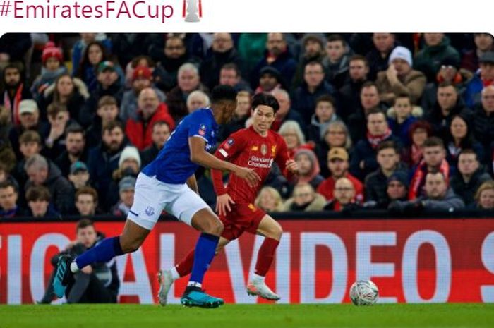 Penyerang Liverpool, Takumi Minamino (kanan), beraksi dalam laga babak ketiga Piala FA melawan Everton di Stadion Anfield, Minggu (5/1/2020).