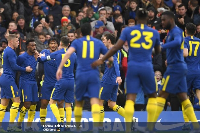 Para pemain Chelsea mengerubungi Callum Hudson-Odoi usai membobol gawang Nottingham Forest pada pertandingan babak ketiga Piala FA, Minggu (5/1/2020).