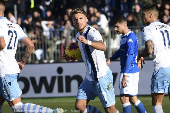 Penyerang andalan Lazio, Ciro Immobile, merayakan gol setelah menyarangkan bola ke gawang Brescia pada laga Liga Italia Serie A, Ahad (5/1/2020) di Stadion Mario Rigamonti.