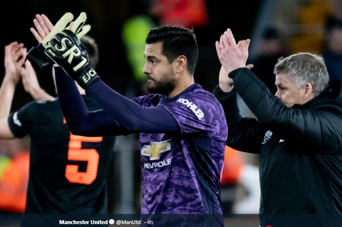 Pelatih Manchestr United, Ole Gunnar Solskjaer (Kanan) bersama Sergio Romero saat menyapa para pendukungnya seusai bermain imbang melawan Wolves di babak ketiga Piala FA, Sabtu (4/1/2020).