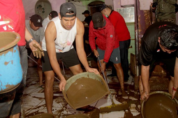 Pembalap Indonesia, Sean Gelael, membantu korban banjir di Jakarta.