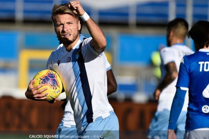 Striker Lazio, Ciro Immobile, bersuka cita seusai membobol gawang Brescia dalam laga Liga Italia Serie A pada Ahad (5/1/2020) di Stadion Mario Rigamonti.