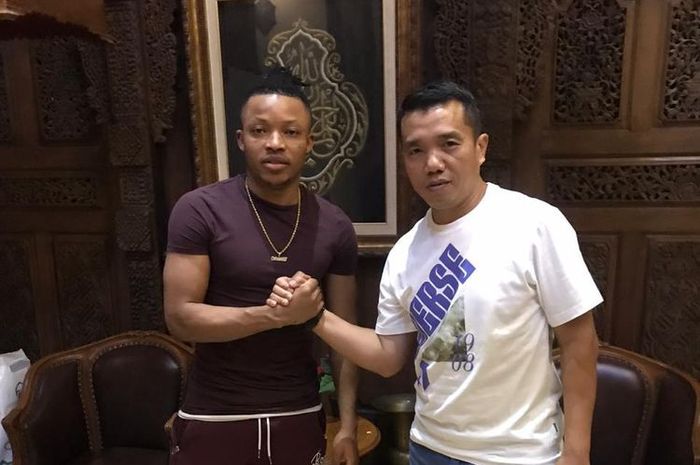 Asisten pelatih Madura United bersalaman tengan pemain asign&oacute; untuk musim 2020, Emmanuel Oti Essigba.