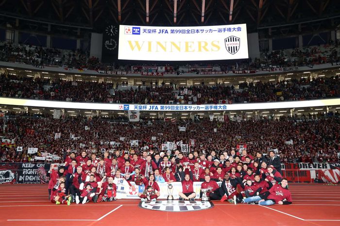 Para pemain Vissel Kobe bersama pelatih dan ofisial tim merayakan kesuksesan mereka memenangi Piala Kaisar 2019 setelah menumbangkan Kashima Antlers di Stadion Nasional Tokyo, Jepang, 1 Januari 2020.