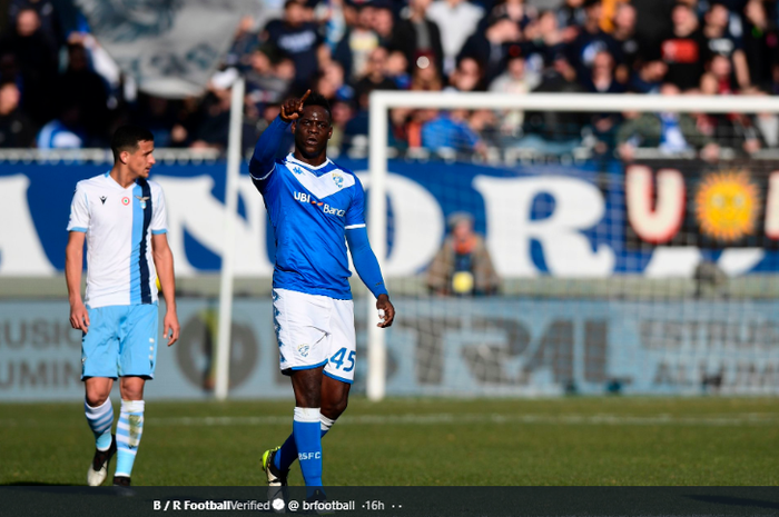 Striker Brescia, Mario Balotelli saat merayakan golnya ke gawang Lazio di pertandingan pekan ke-18 Liga Italia, Minggu (5/1/2020).